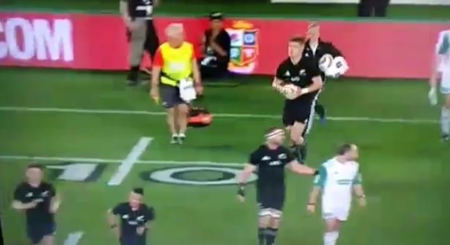 VIDEO: Jordie Barrett kick 50m dropgoal at halftime just cause he can