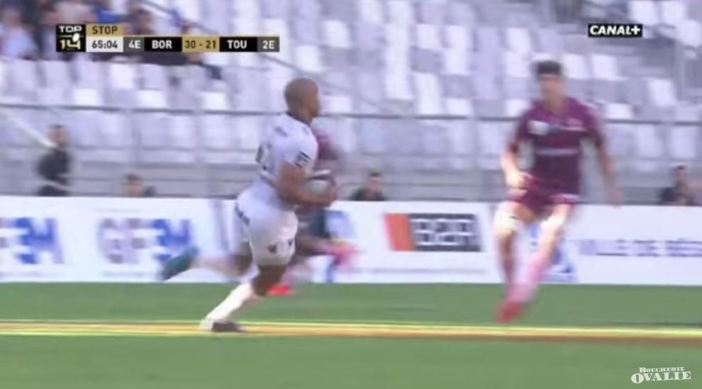 VIDEO: JP Pietersen tries to run it straight...gets DONE by a hooker