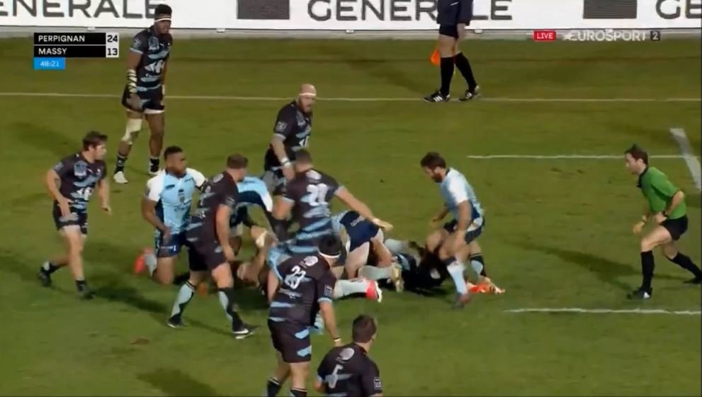 ProD2 wing casually drops his knee into downed player's head, gets away with it