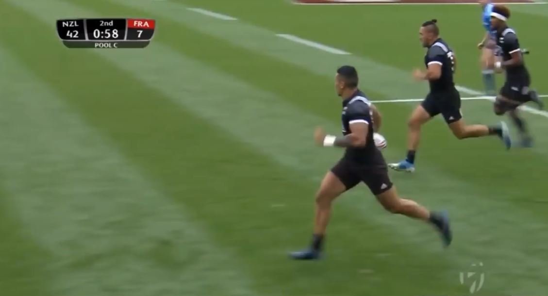 WATCH: Controversial 18-year-old's monsterous fend at the Hamilton 7s