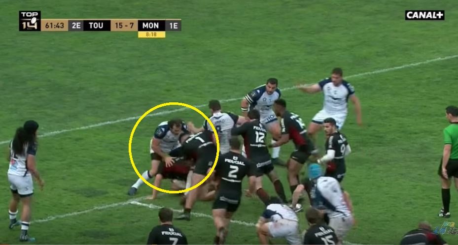 Bismarck du Plessis strikes Florian Fritz 7 times to the head but stays on pitch