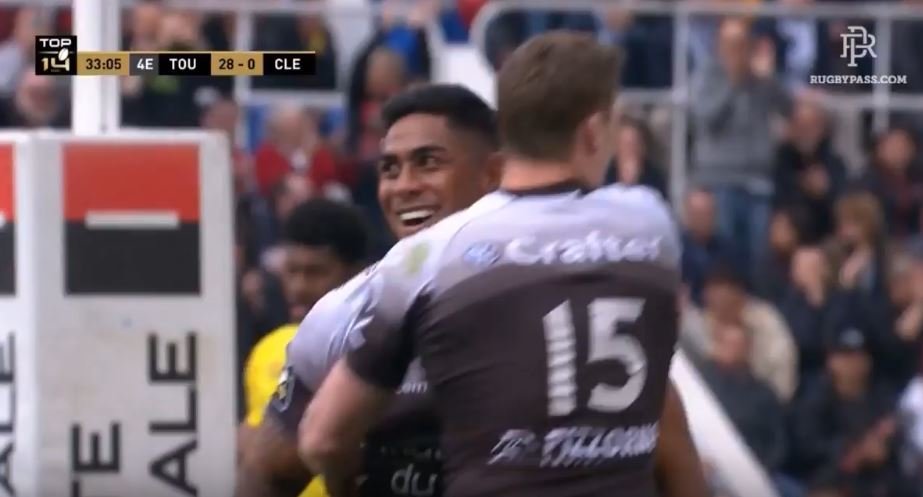 VIDEO: Fekitoa runs a 'rhino line' straight through the opposition