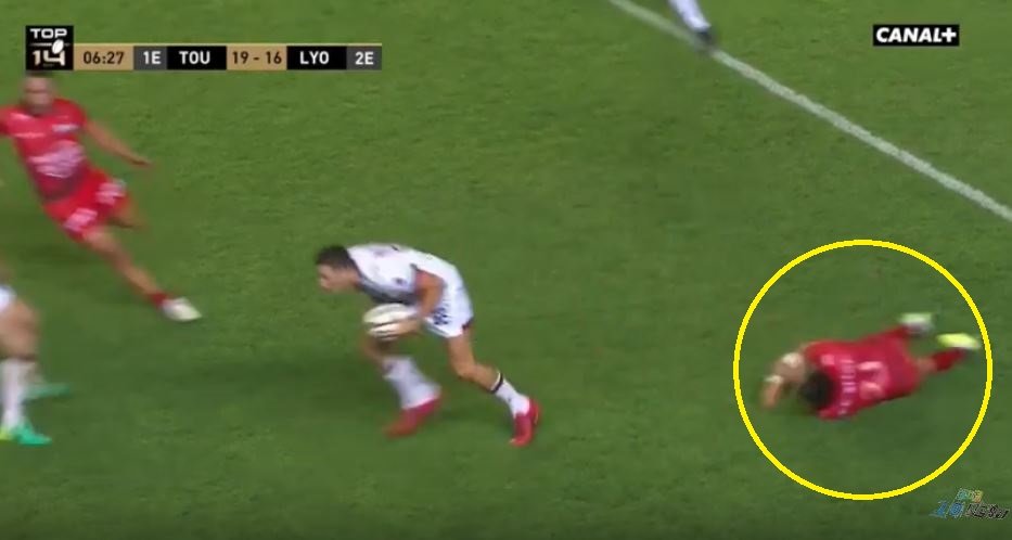FOOTAGE: François Trinh-Duc breaks his arm off player's ankle