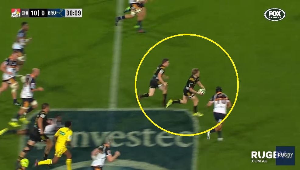 VIDEO: Damian McKenzie throws an unbelievable pass to set up his own try