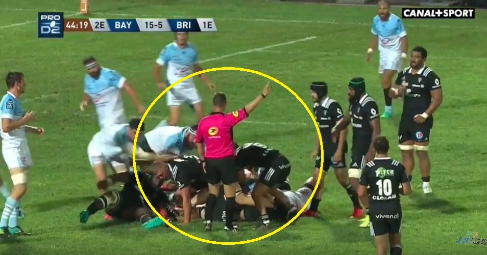 Sneaky scrumhalf uses defender to score one of the most genuis tries you'll see