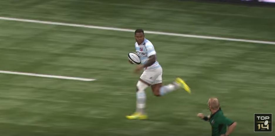 Agen fullback sensibly gets out of the way to avoid Virimi Vakarawa one-on-one