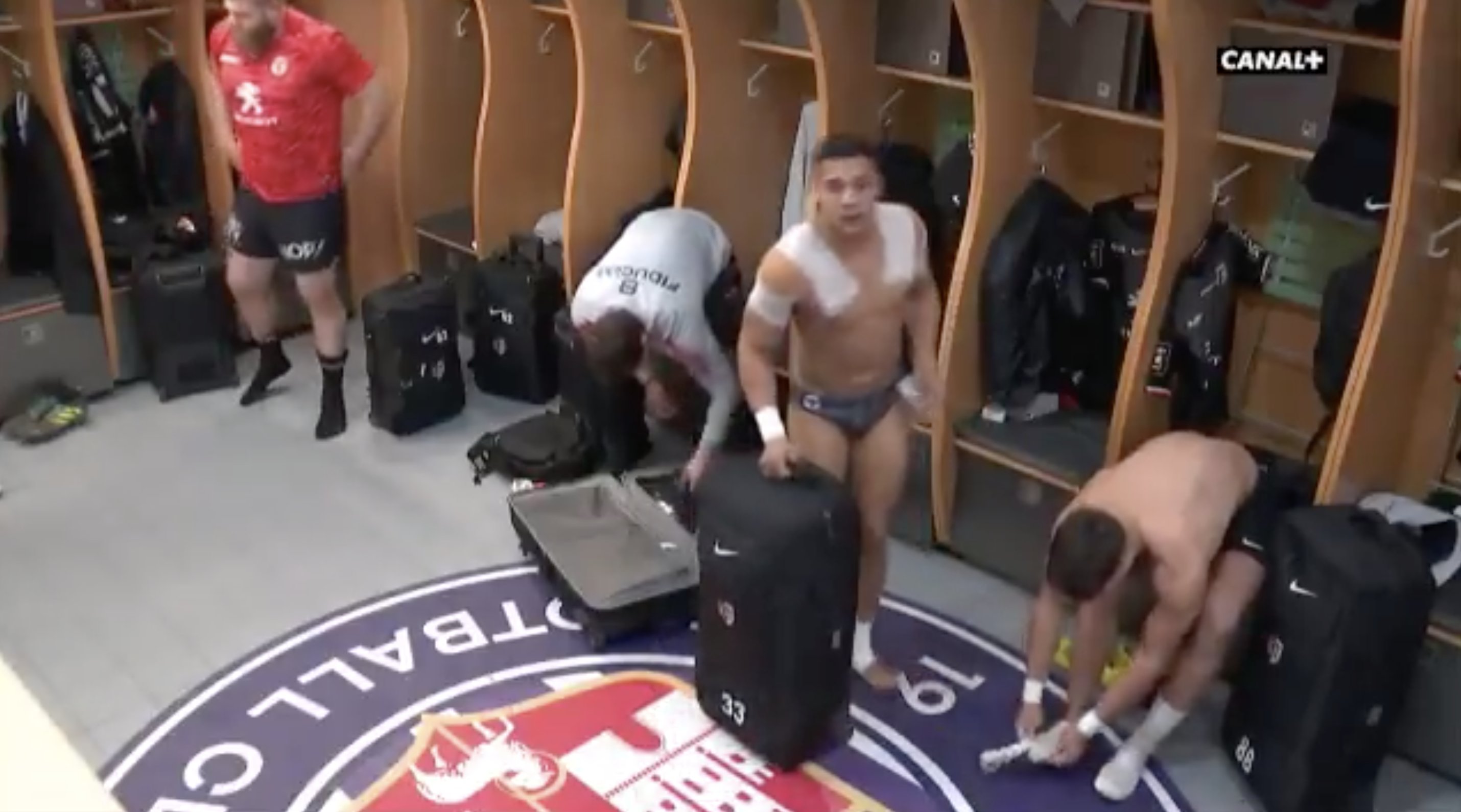 FOOTAGE: Changing room camera proves that Cheslin Kolbe is but a mere mortal