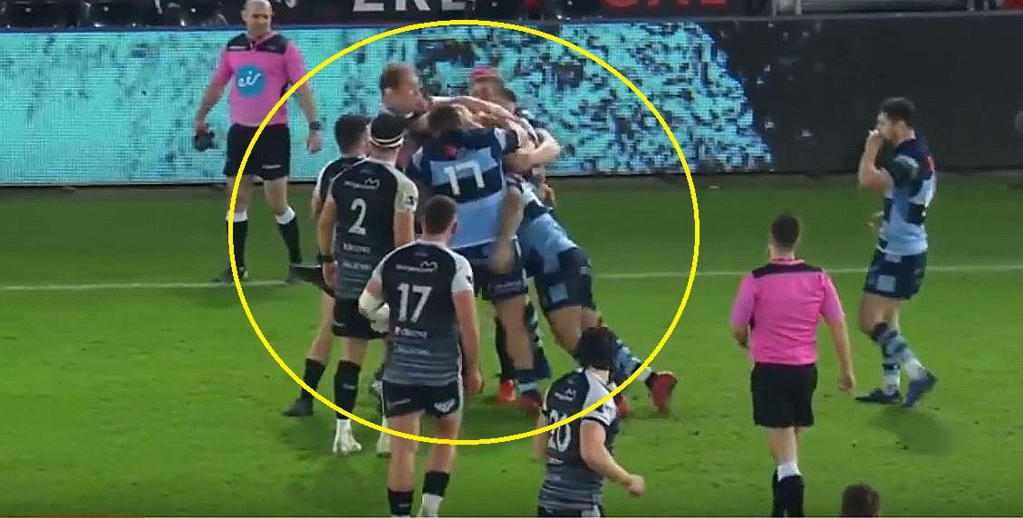 FOOTAGE: This is why wingers should never be let near a maul
