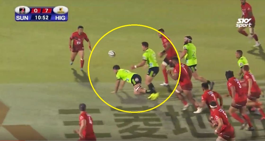 FOOTAGE: Super Rugby ref ignores world's most obvious forward pass