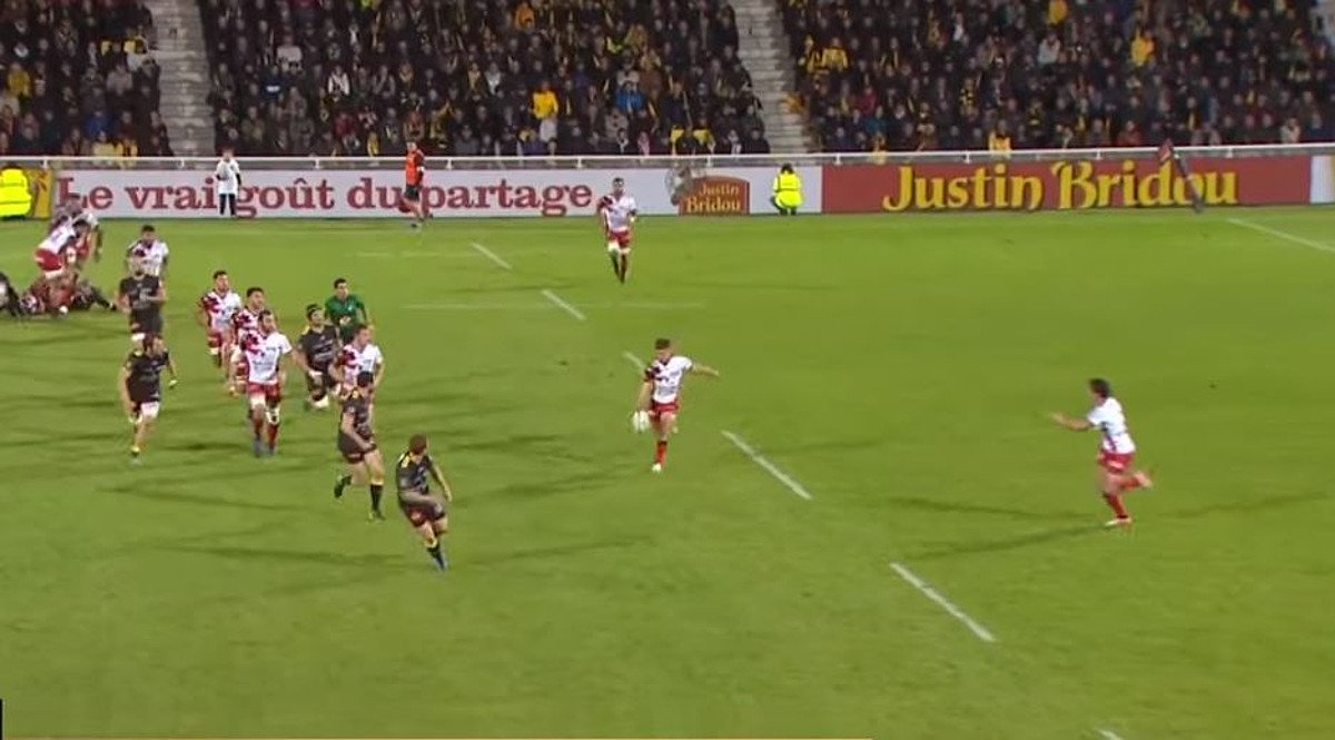 FOOTAGE: Using Malakai Fekitoa on the wing, Toulon kick pass to score clever try