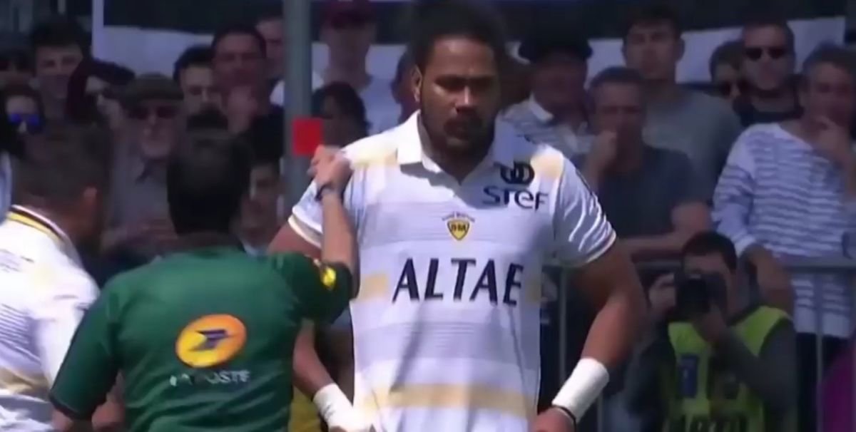 Giant Samoan lock red carded for truly awful tackle attempt