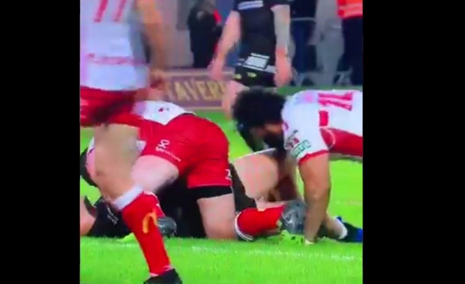 League player 'slaps' dislocated knee-cap back in