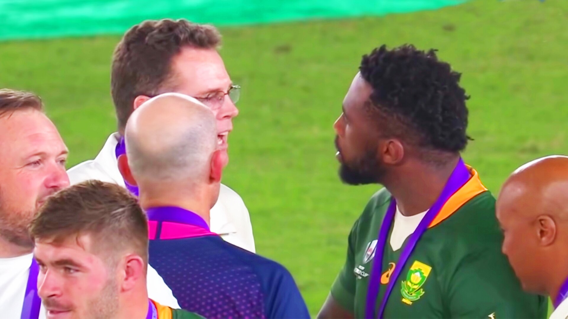 No one noticed this altercation between Rassie Erasmus and Siya Kolisi after the World Cup final medal ceremony