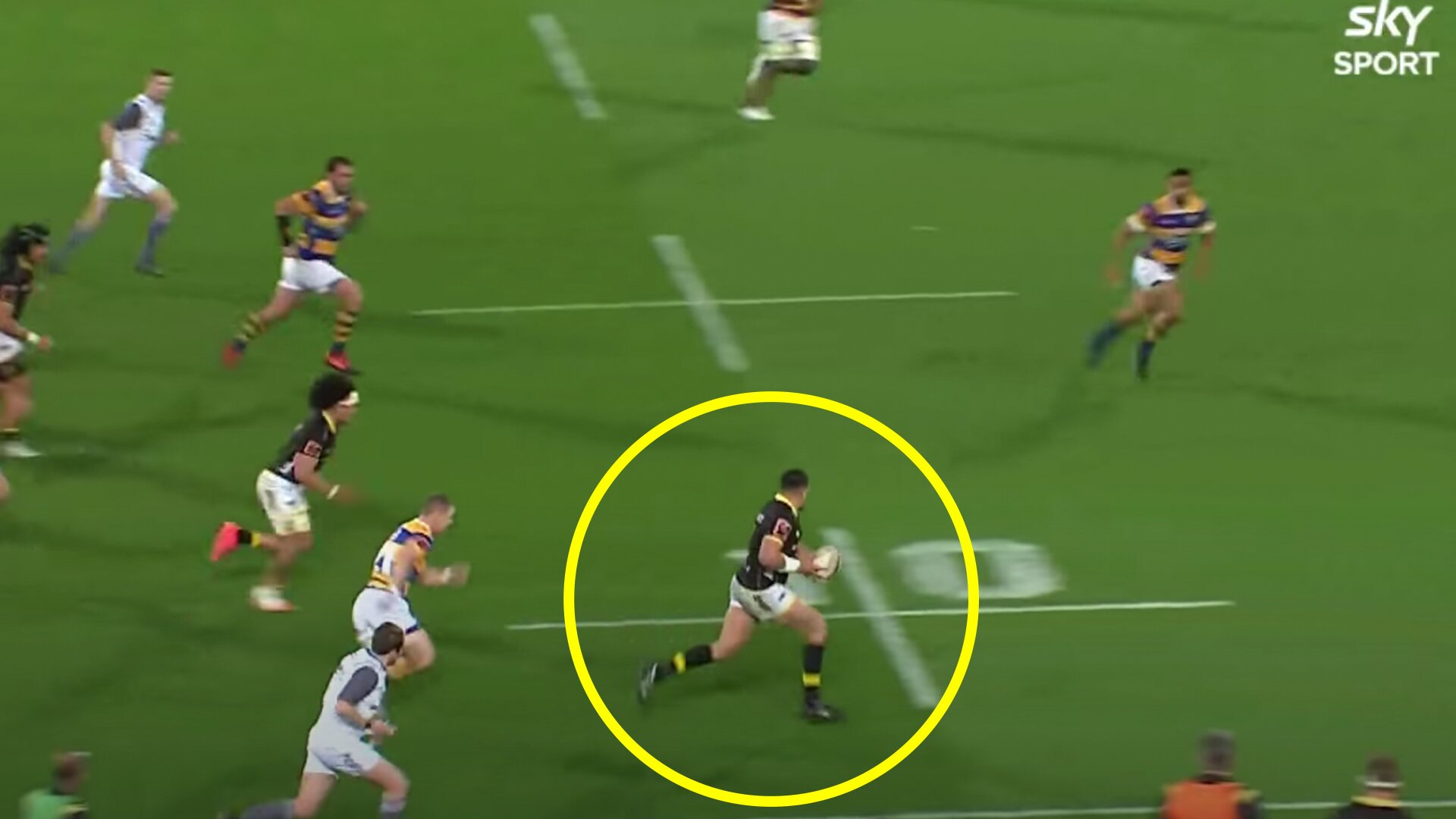 Fans amazed as front row forward goes on 50m rampage through entire opposition team