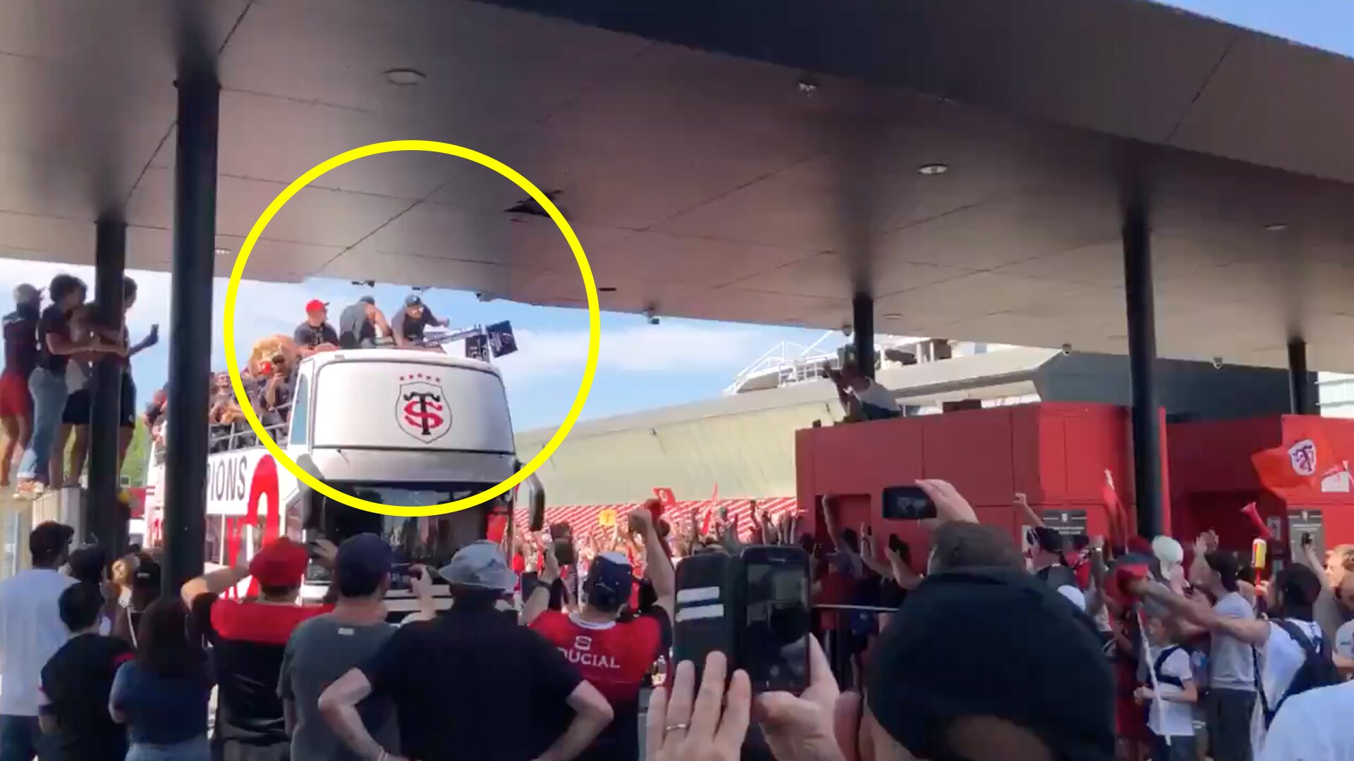 Toulouse rugby team yeeted by bridge during Top 14 celebrations