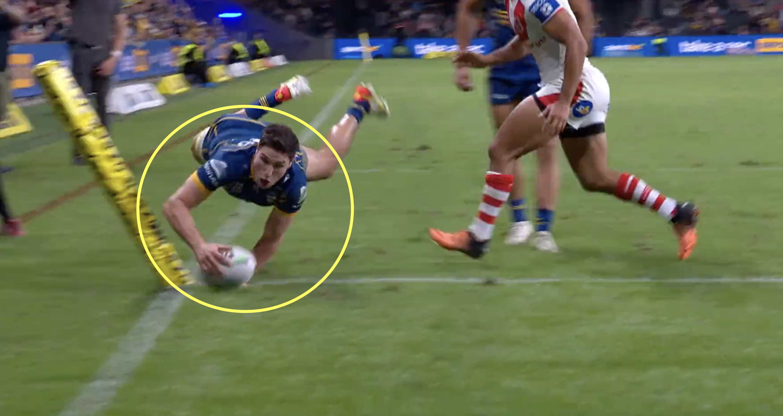 Absolutely mind boggling offload creates wonder try in the corner