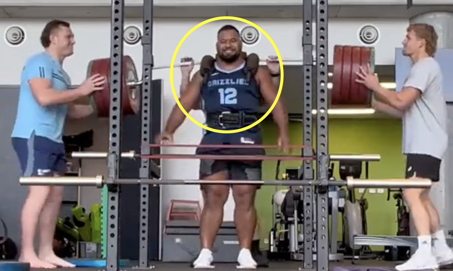 Taniela Tupou shows off some freakish strength while out injured